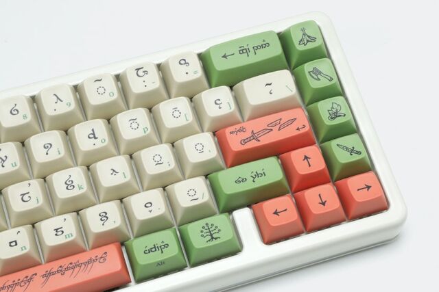 There were many examples of Sindarin for the keycap designer to use.