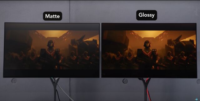 Matte (left) versus glossy (right) Spectrum monitor. 